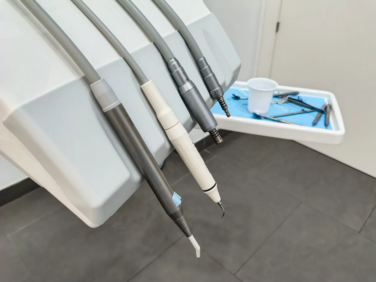 Instrumental rotatorio de un equipo dental junto a una bandeja preparada