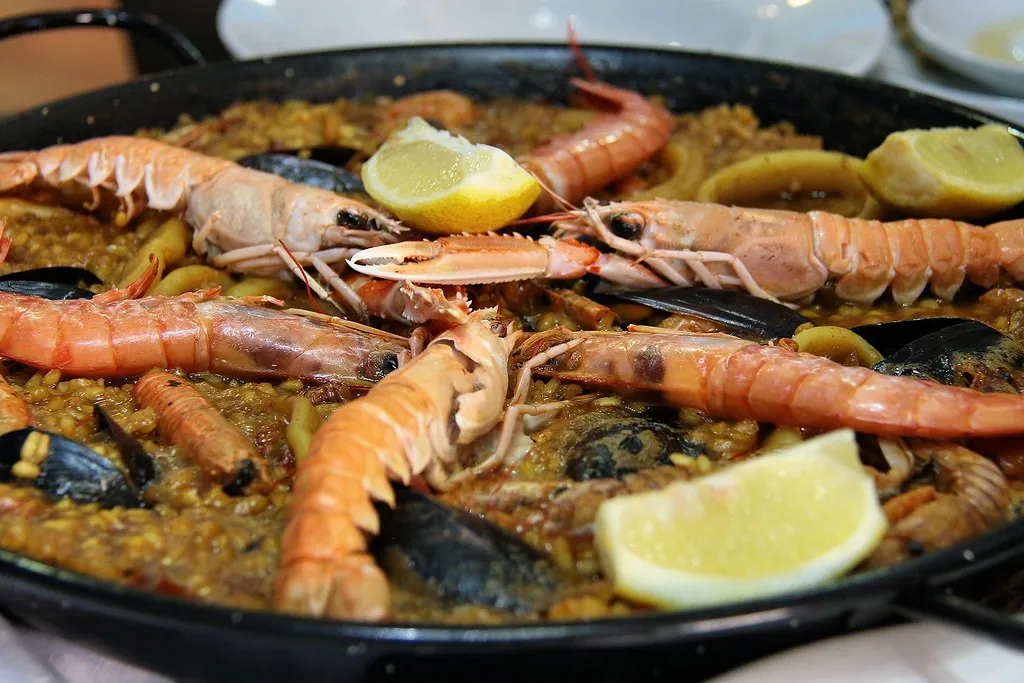 Paella de marisco con cigalas, gambas, mejillones y limón, recién hecha