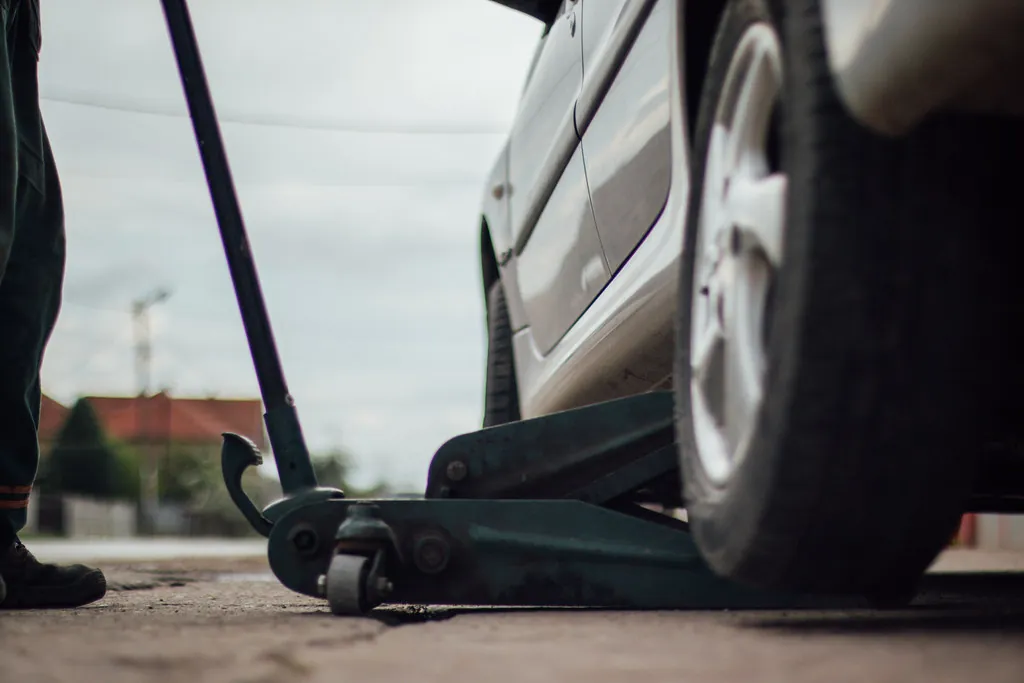 Gato hidráulico levantando un coche por el lateral